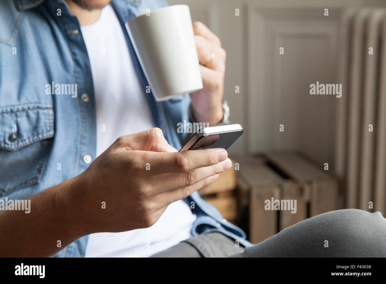 Man holt mit e-Mails mit Kaffee am Morgen Stockfoto