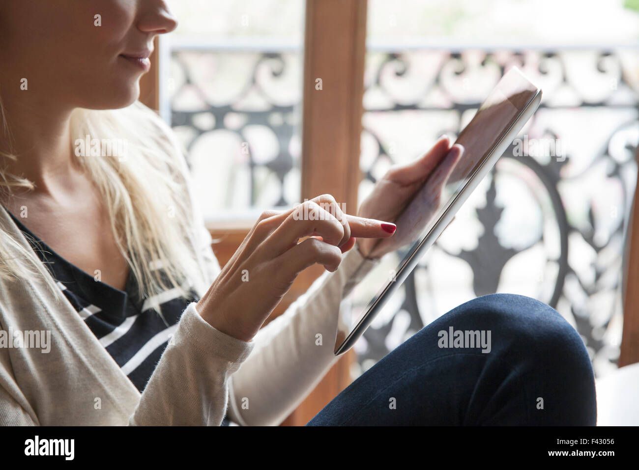Frau mit digital-Tablette Stockfoto