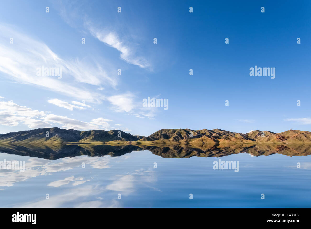 blauer Himmel auf See Stockfoto