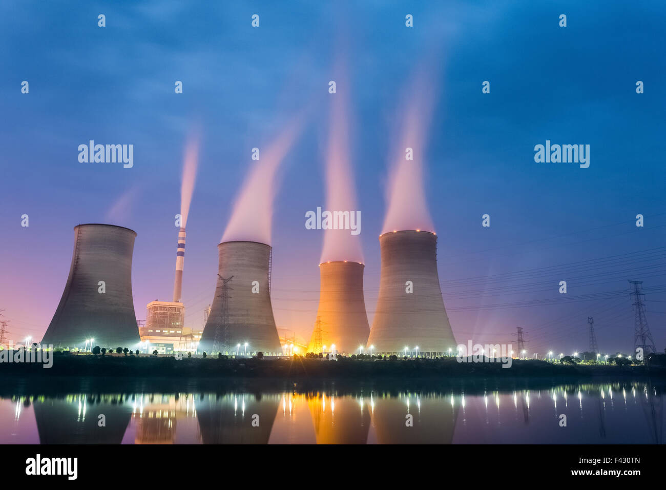 Kraftwerk in der Nacht Stockfoto