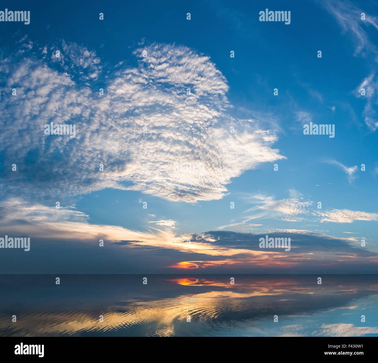 blauer Himmel auf dem See Stockfoto