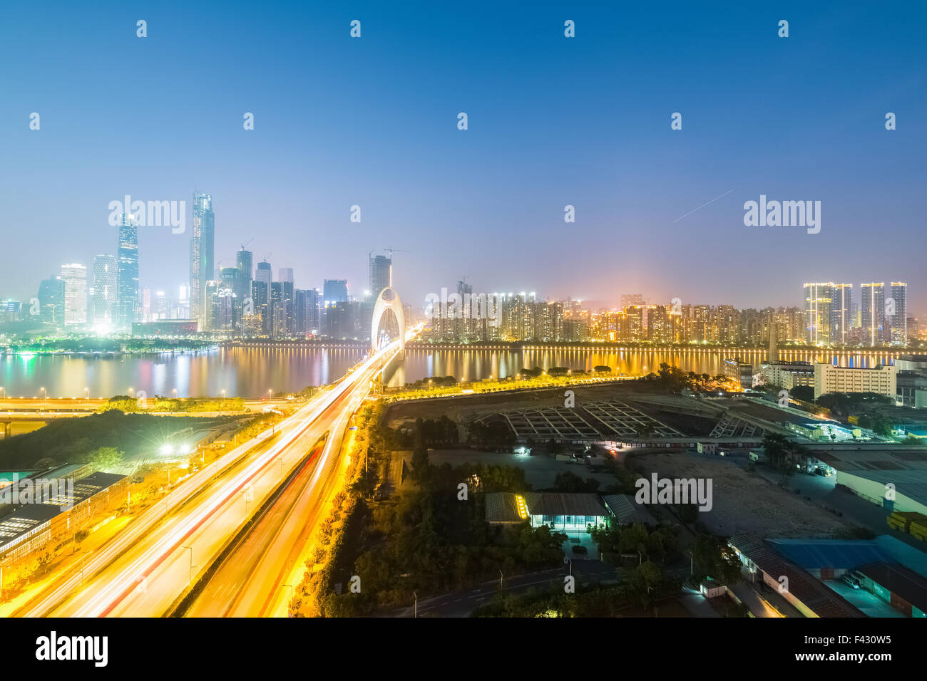 Luftaufnahme von Guangzhou in der Nacht Stockfoto