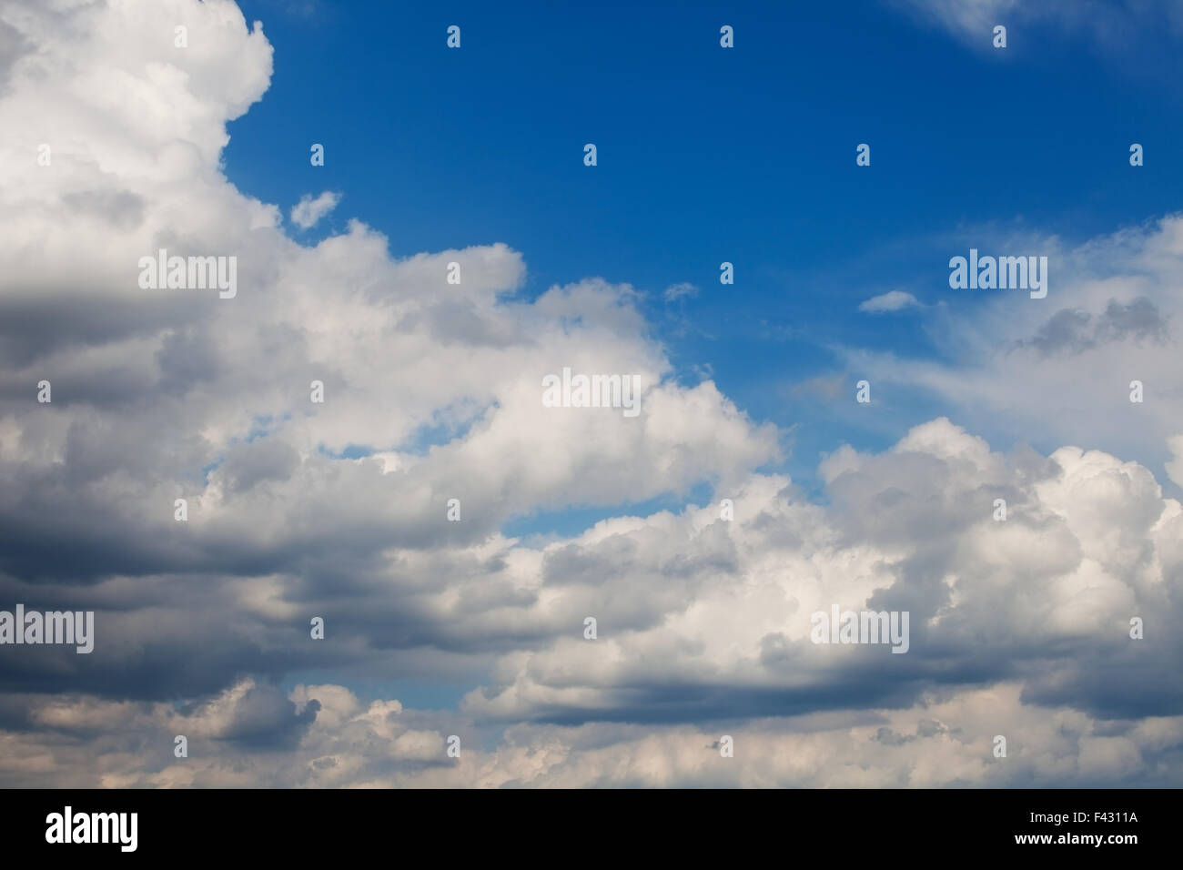 am frühen Morgen Himmelshintergrund. Wolkengebilde Stockfoto