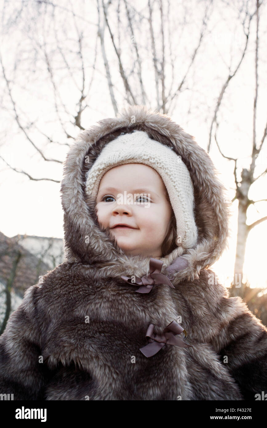 Baby tragen Pelz im Freien, portrait Stockfoto