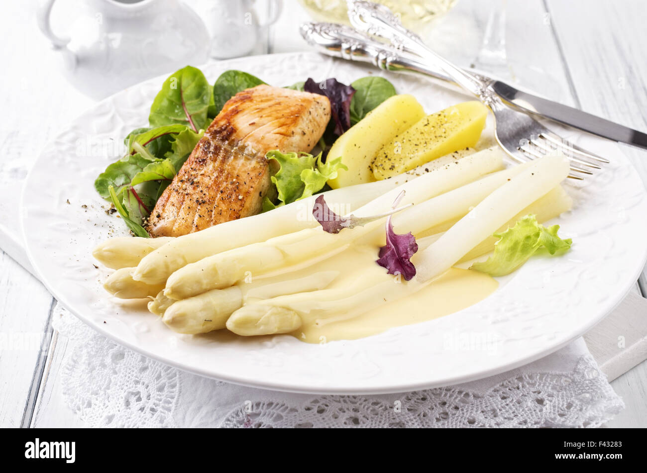 Spargel mit gegrilltem Lachs Stockfoto