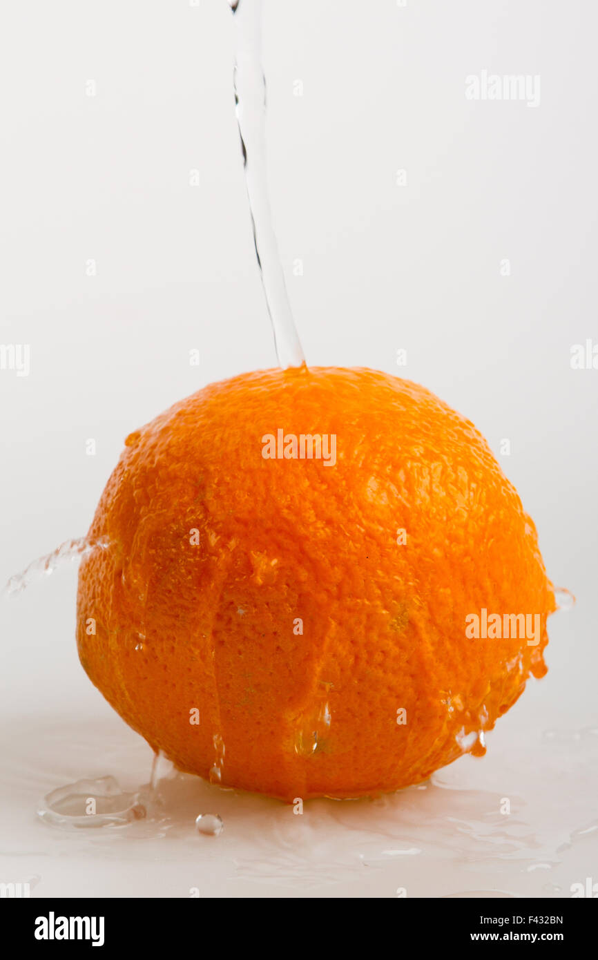 Orange Früchte und spritziges Wasser Stockfoto
