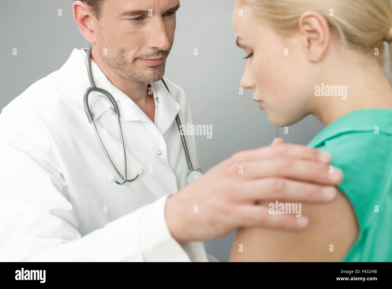Arzt verärgert Patienten beruhigend Stockfoto