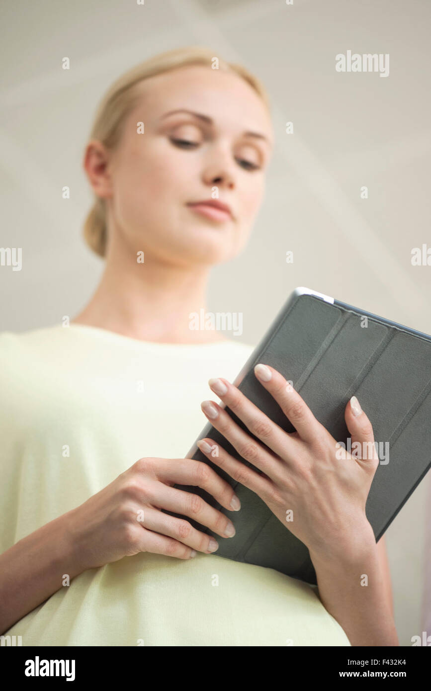 Frau mit digital-Tablette Stockfoto