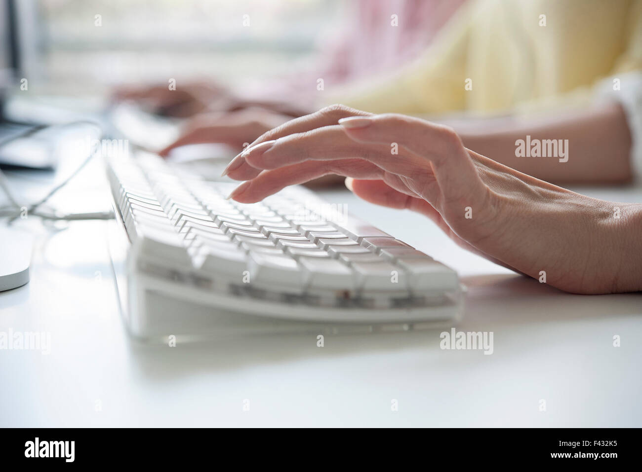 Frauenhand auf einer Computertastatur tippen Stockfoto