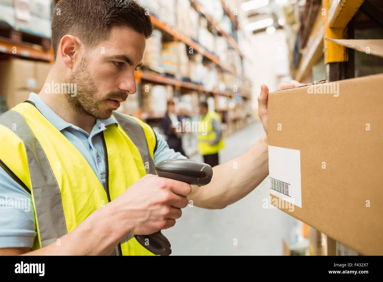 Lager Arbeiter Scan Barcodes auf Boxen Stockfoto