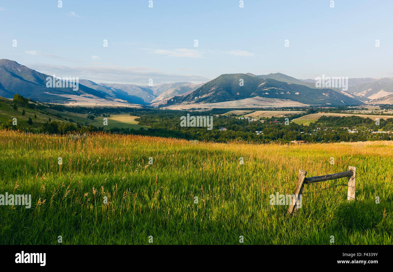 Die Ausläufer des Gebirges Bear Tooth im Morgengrauen von der Bear Tooth Mountain Pass Autobahn an einem feinen Sommermorgen gesehen. Stockfoto