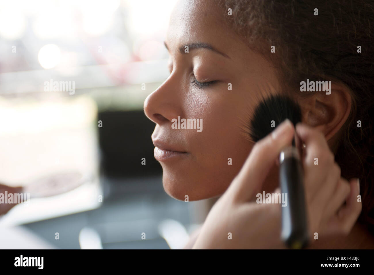 Stiftung mit Make-up Pinsel auftragen Stockfoto