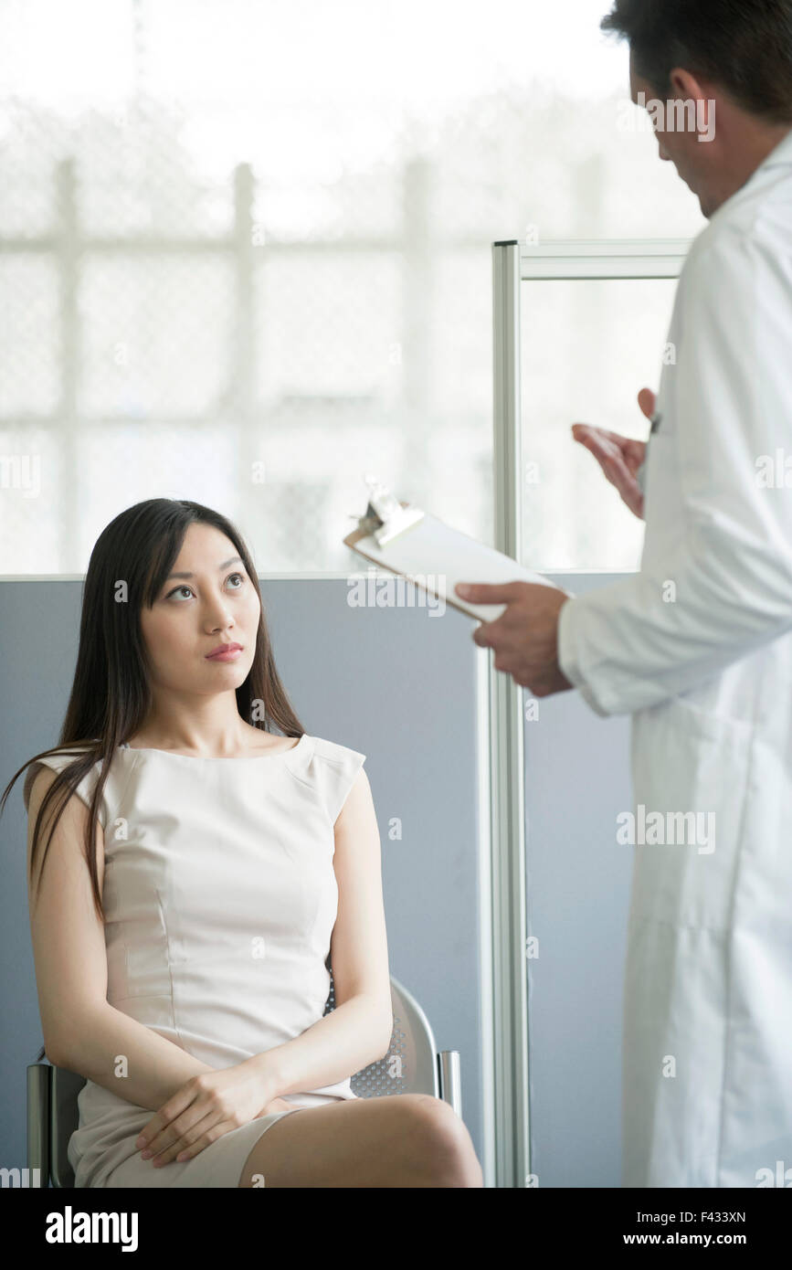 Arzt im Gespräch mit Patienten im Wartezimmer Stockfoto