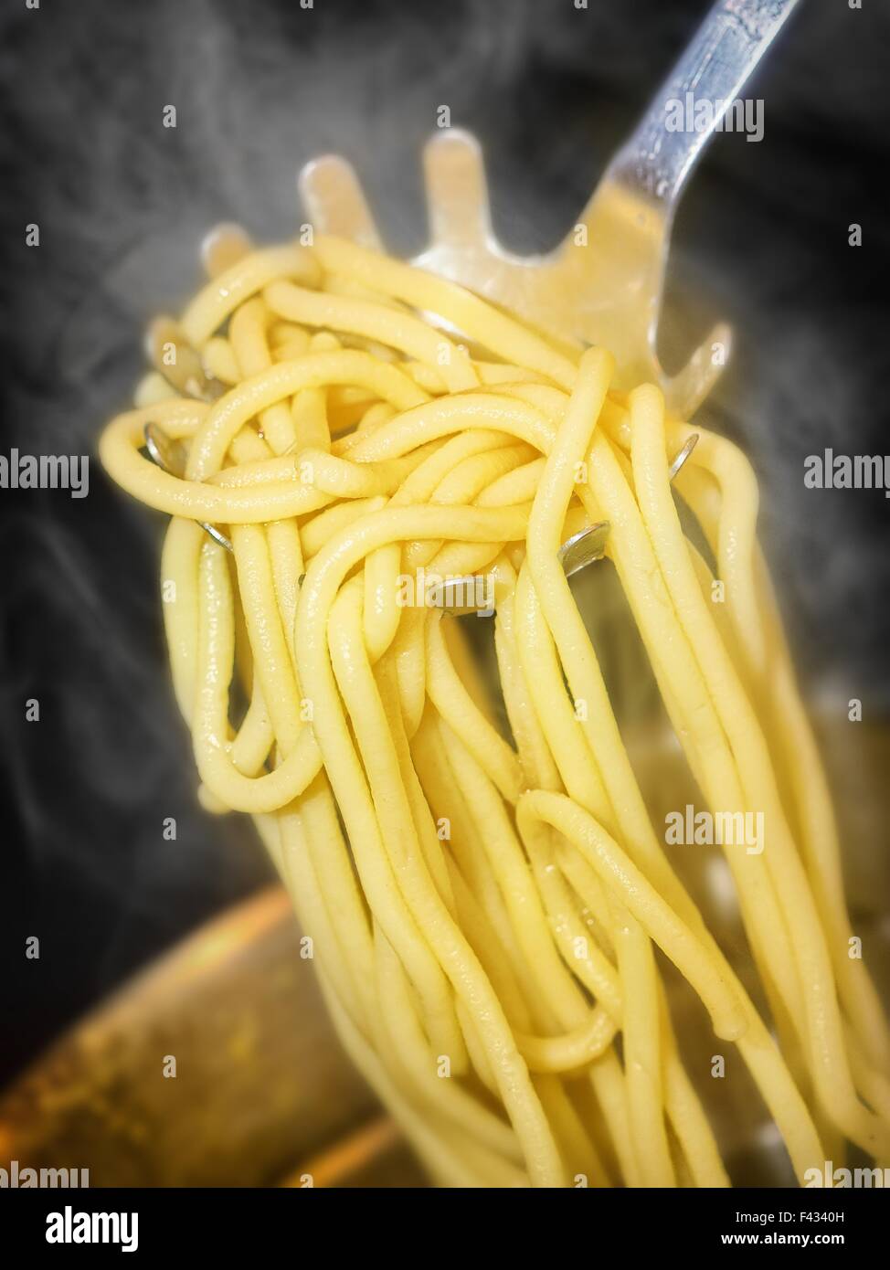 gerade gekochte Spaghetti mit Dampf rund um Stockfoto