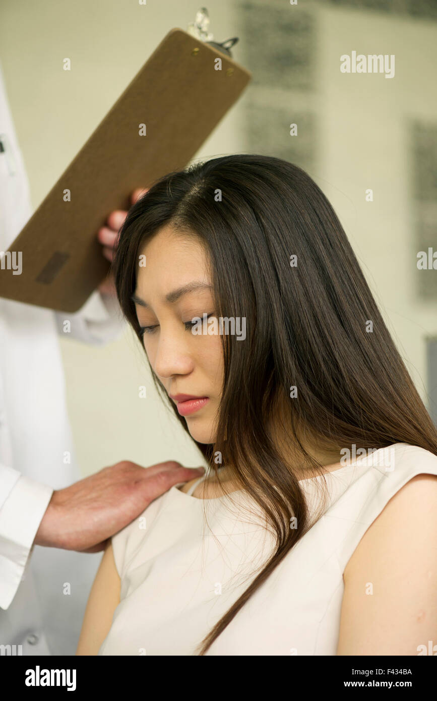 Frau Doktor, beschnitten, schlechte Nachrichten erhalten Stockfoto