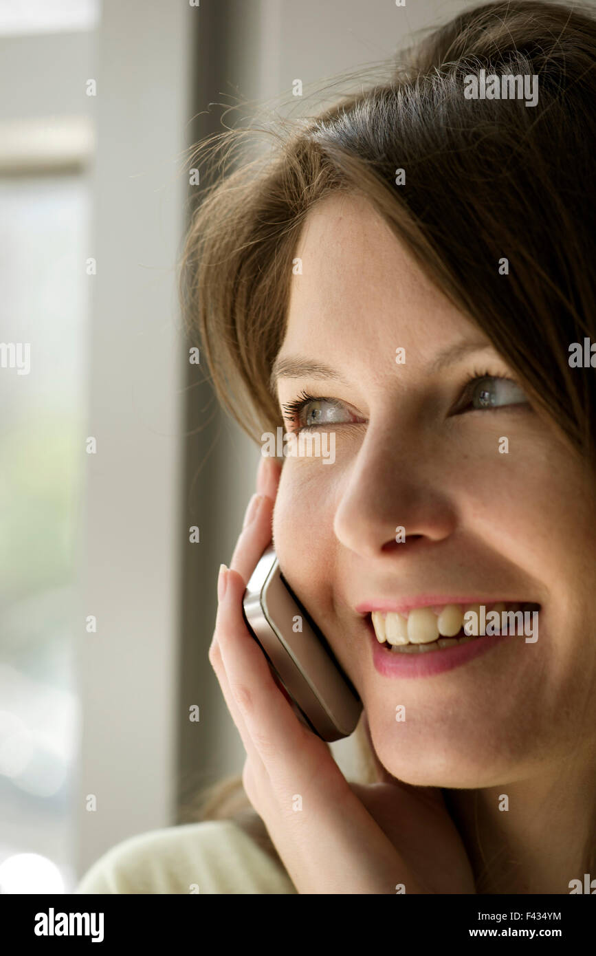 Frau mit Handy Stockfoto