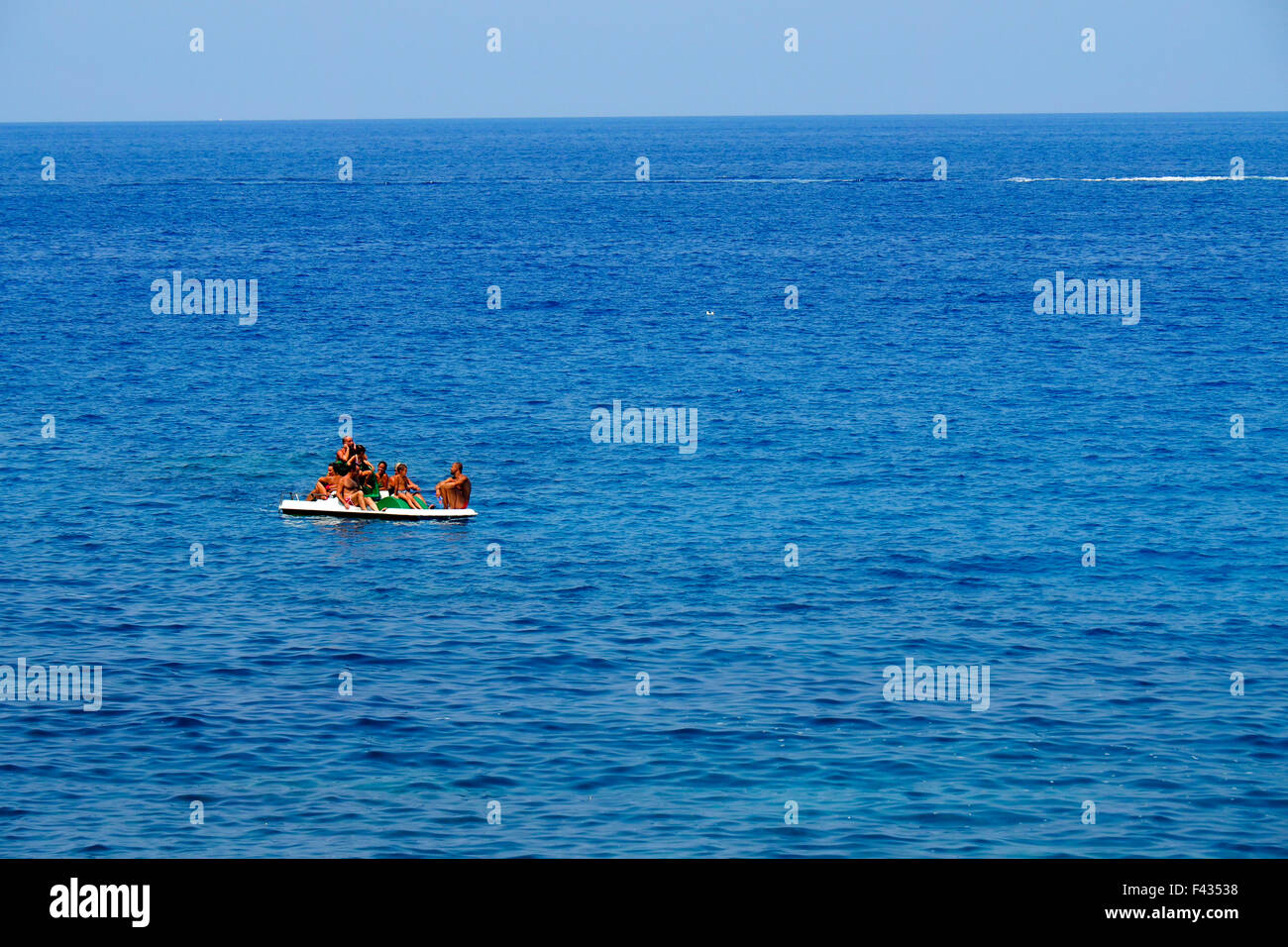 Schwimmer auf einem Tretboot auf dem Meer abseits der Küste von Kalabrien in Scilla. Stockfoto