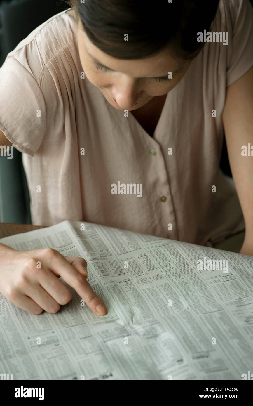 Frau sucht Arbeit Kleinanzeigen Stockfoto