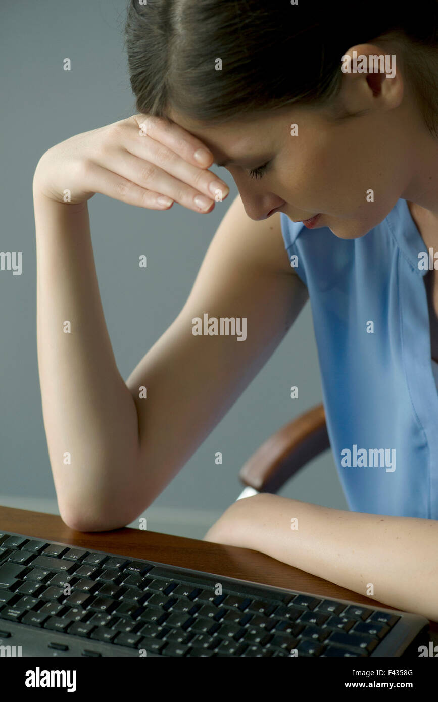 Kopf der Frau-holding Stockfoto