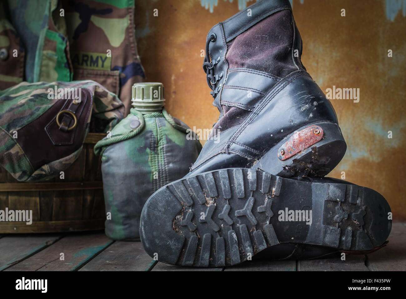 Alten Soldat Stiefel aus und legte es auf ein hölzernes Stockfoto