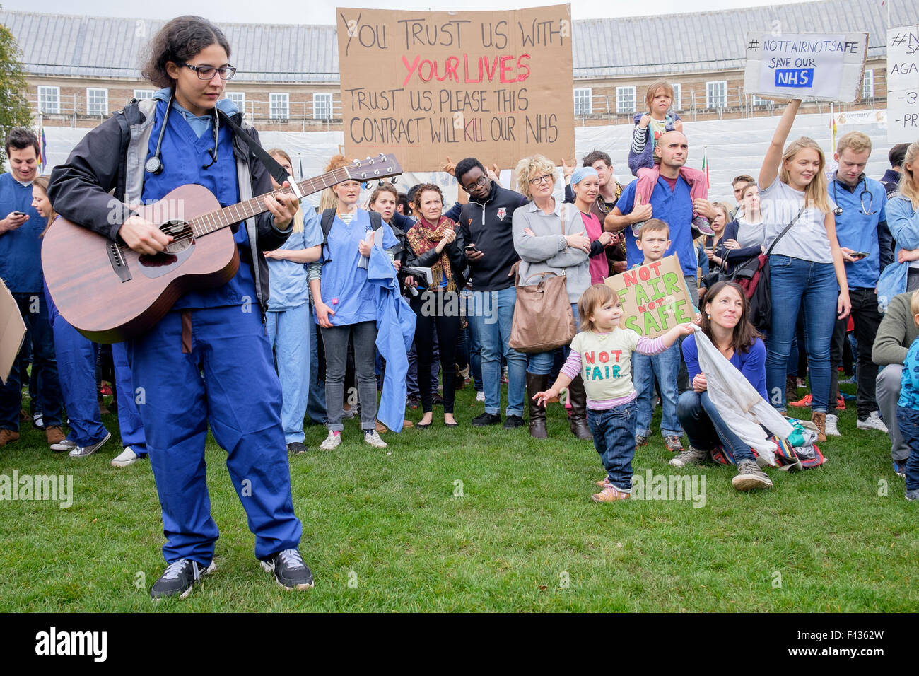 Bristol, UK, 10.10.2015. NHS-Mitarbeiter und Mitglieder der Öffentlichkeit sind abgebildet, wie sie gegen die neuen junior Arzt Kontrakte zu protestieren. Stockfoto