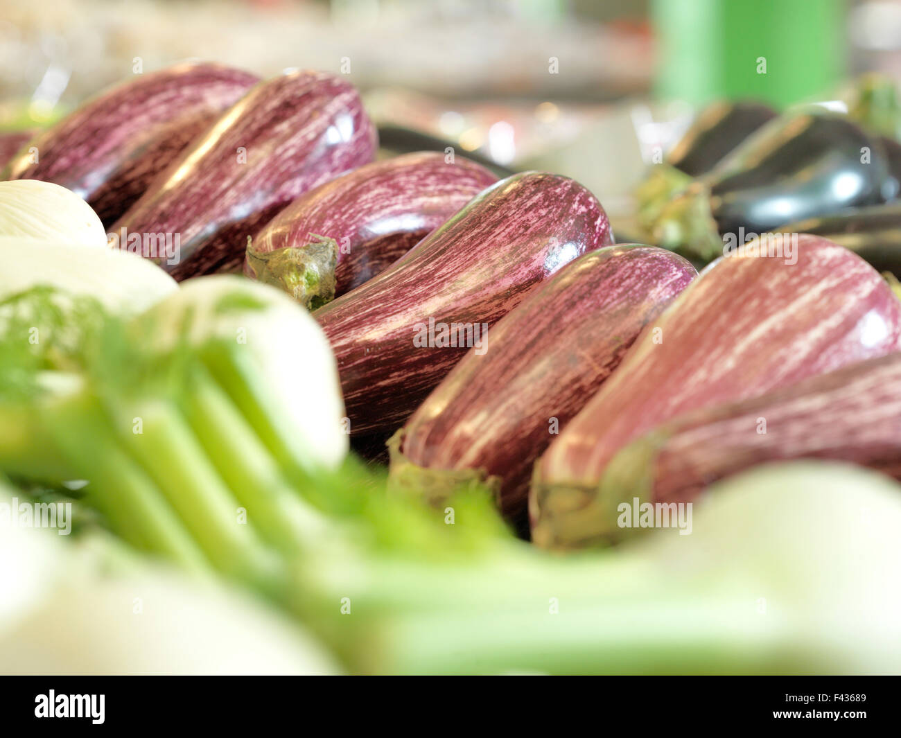 Auberginen mit anderem Gemüse im Supermarkt ausgestellt Stockfoto