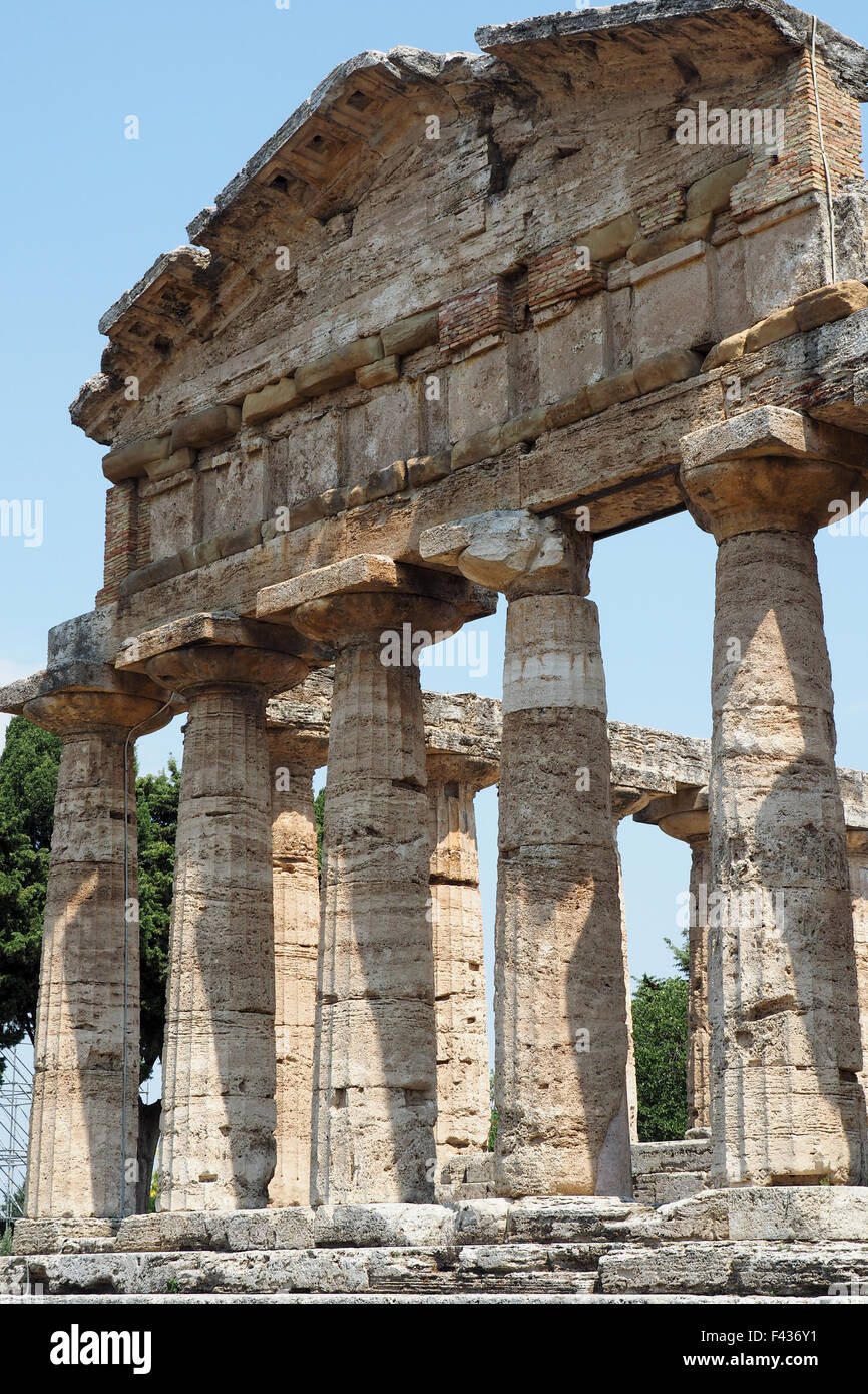 Dorische Säulen des Tempels der Athene oder Tempel der Ceres, Paestum. Stockfoto