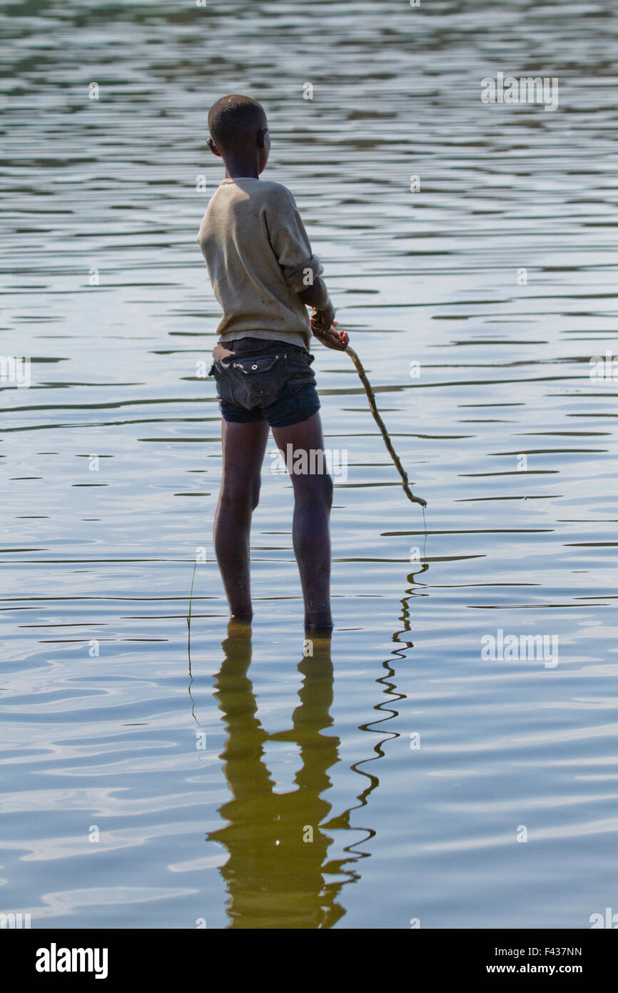 Afrika, Äthiopien, Kind Angeln im Fluss Stockfoto