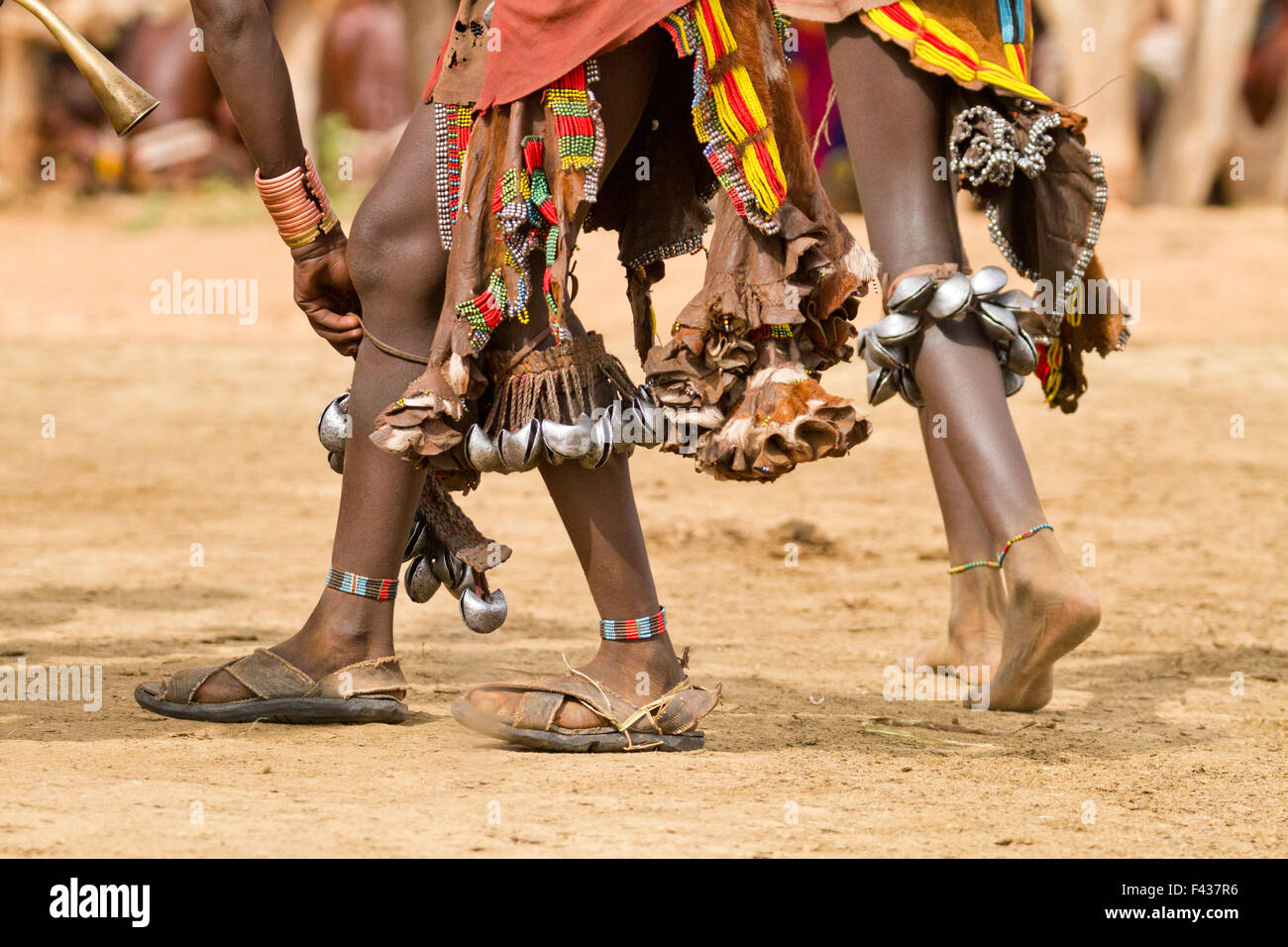 Füße von Hamer Frauen mit Glocken an einem Tribal tanzen Omo-Tal, Äthiopien Stockfoto