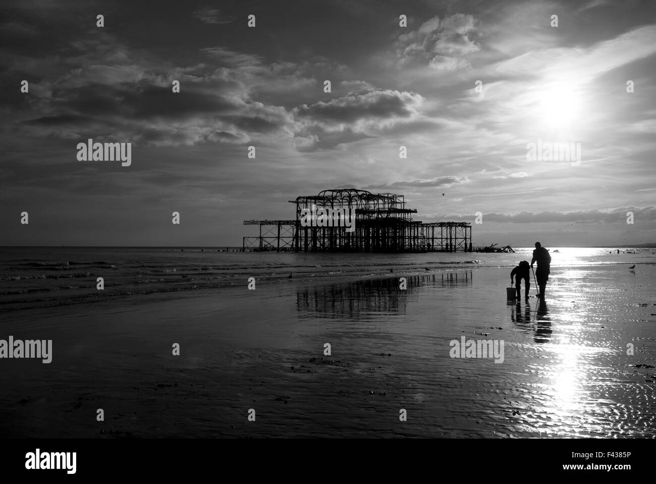 Fischer sammeln Köder, Ebbe, Pier West, Brighton, UK, schwarz und weiß Stockfoto
