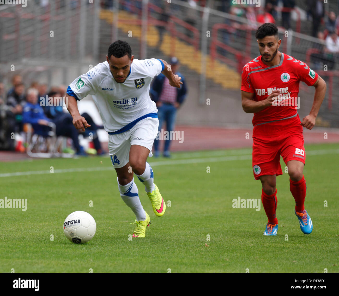 Sport, Fußball, Regionalliga West, 2015/2016, Rot Weiss Oberhausen gegen SC Wiedenbrueck 2000 1:0, Stadion Niederrhein in Oberhausen, Szene des Spiels, Herbert Bockhorn (SCW) links und David Guegoer (RWO) Stockfoto