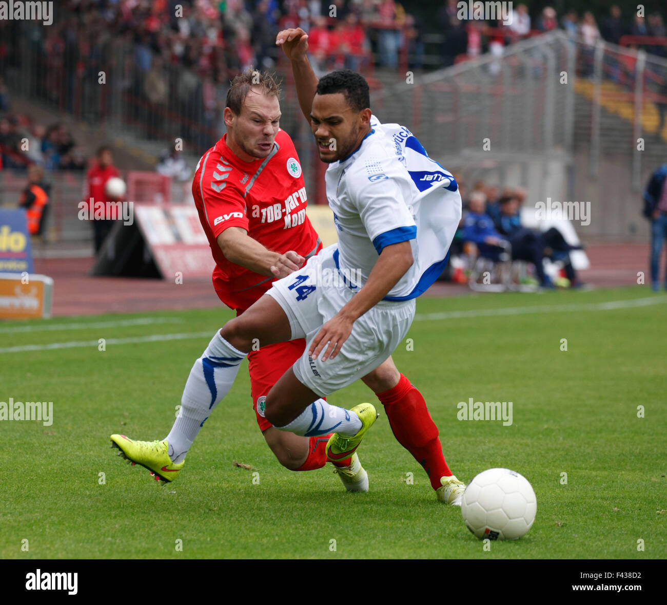 Sport, Fußball, Regionalliga West, 2015/2016, Rot Weiss Oberhausen gegen SC Wiedenbrueck 2000 1:0, Stadion Niederrhein in Oberhausen, Szene des Spiels, Felix Herzenbruch (RWO) links und Herbert Bockhorn (SCW) Stockfoto