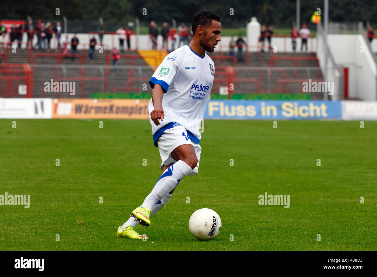 Sport, Fußball, Regionalliga West, 2015/2016, Rot Weiss Oberhausen gegen SC Wiedenbrueck 2000 1:0, Stadion Niederrhein in Oberhausen, Szene des Spiels, Herbert Bockhorn (SCW) in Ballbesitz Stockfoto