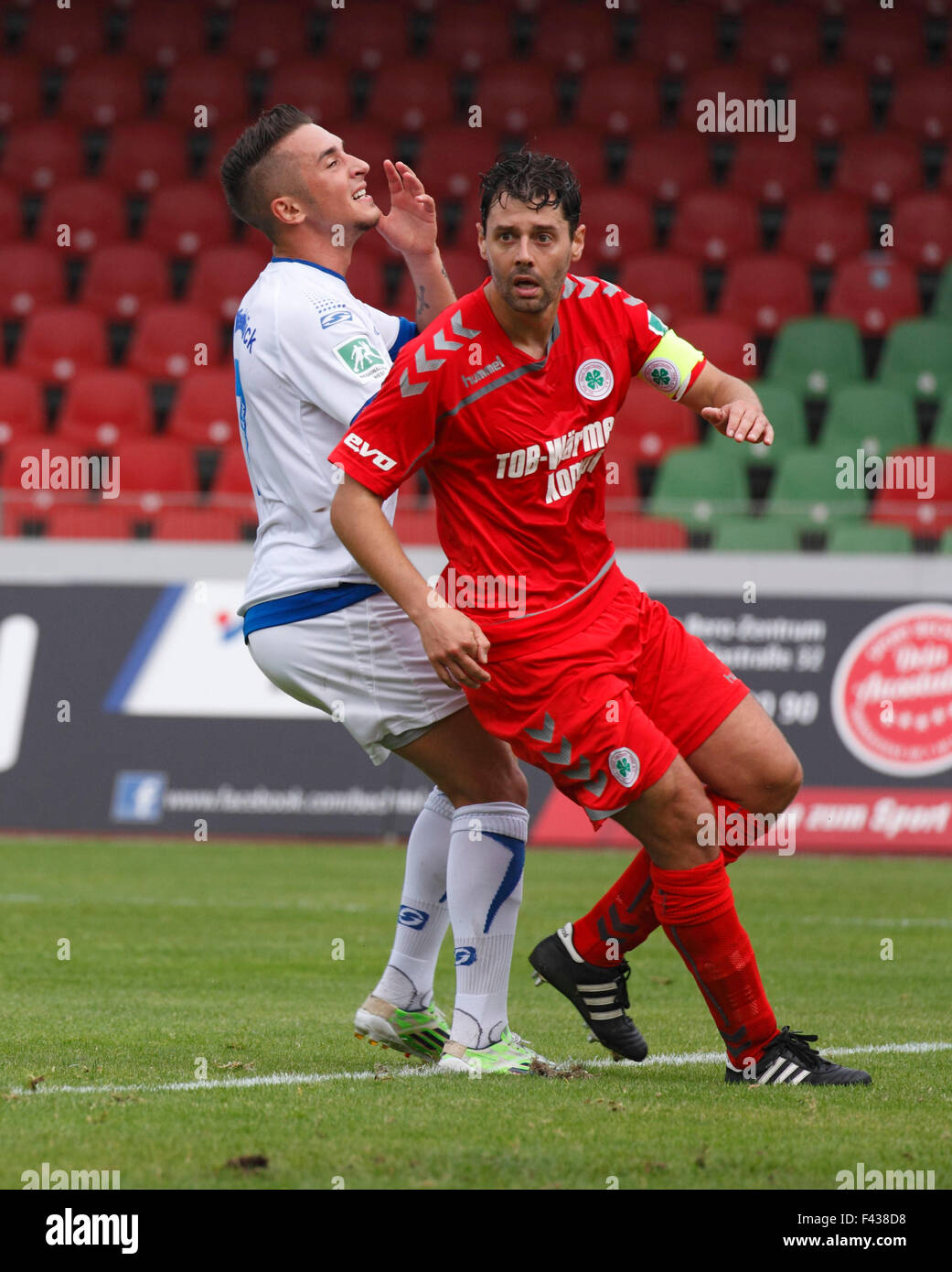 Sport, Fußball, Regionalliga West, 2015/2016, Rot Weiss Oberhausen gegen SC Wiedenbrueck 2000 1:0, Stadion Niederrhein in Oberhausen, Szene des Spiels, Stipe Batarilo-Cerdic (SCW) fehlt einen scoring Chance, richtige Teamleiter Benjamin Weigelt (RWO) Stockfoto