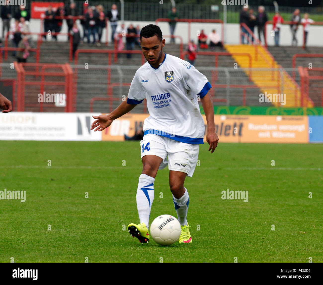 Sport, Fußball, Regionalliga West, 2015/2016, Rot Weiss Oberhausen gegen SC Wiedenbrueck 2000 1:0, Stadion Niederrhein in Oberhausen, Szene des Spiels, Herbert Bockhorn (SCW) in Ballbesitz Stockfoto