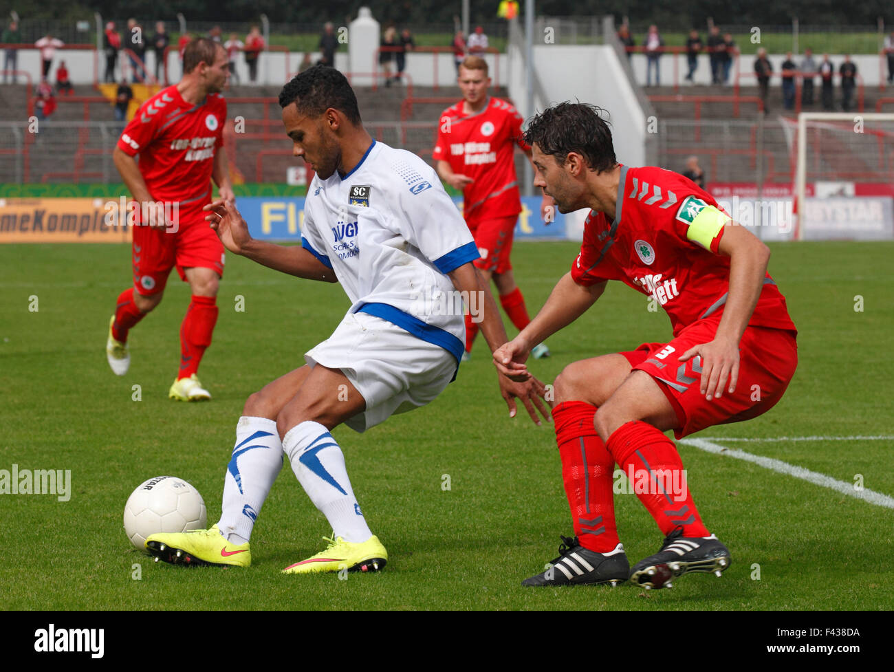 Sport, Fußball, Regionalliga West, 2015/2016, Rot Weiss Oberhausen gegen SC Wiedenbrueck 2000 1:0, Stadion Niederrhein in Oberhausen, Szene des Spiels, Herbert Bockhorn (SCW) links vorne und Teamleiter Benjamin Weigelt (RWO) Stockfoto