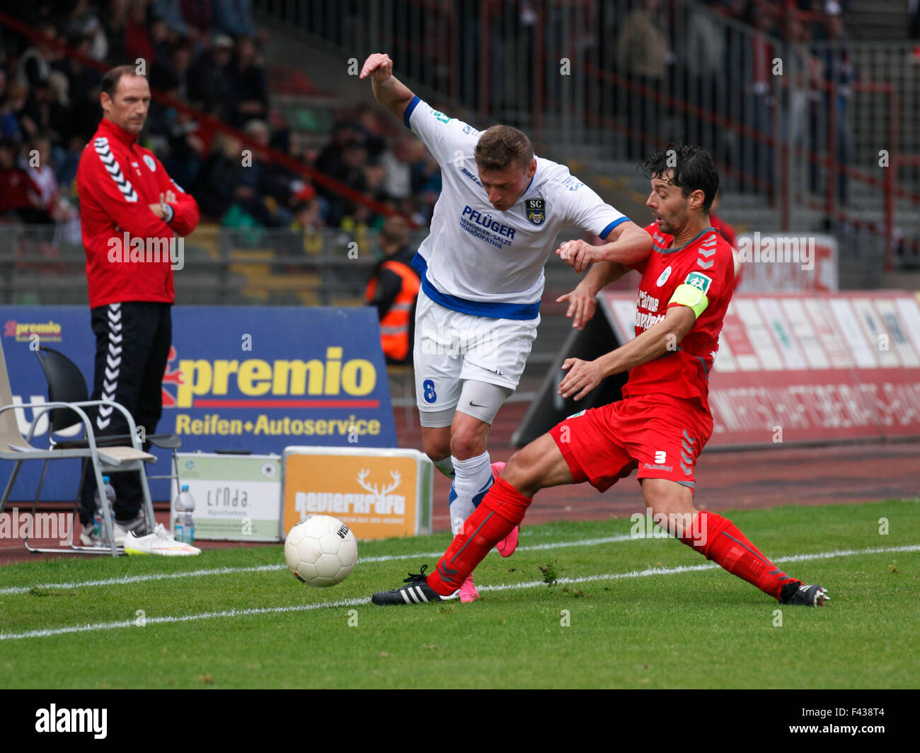 Sport, Fußball, Regionalliga West, 2015/2016, Rot Weiss Oberhausen gegen SC Wiedenbrueck 2000 1:0, Stadion Niederrhein in Oberhausen, Szene des Spiels, v.l.n.r.: Trainer Andreas Zimmermann (RWO), Kamil Bednarski (SCW), Teamleiter Benjamin Weigelt (RWO) Stockfoto