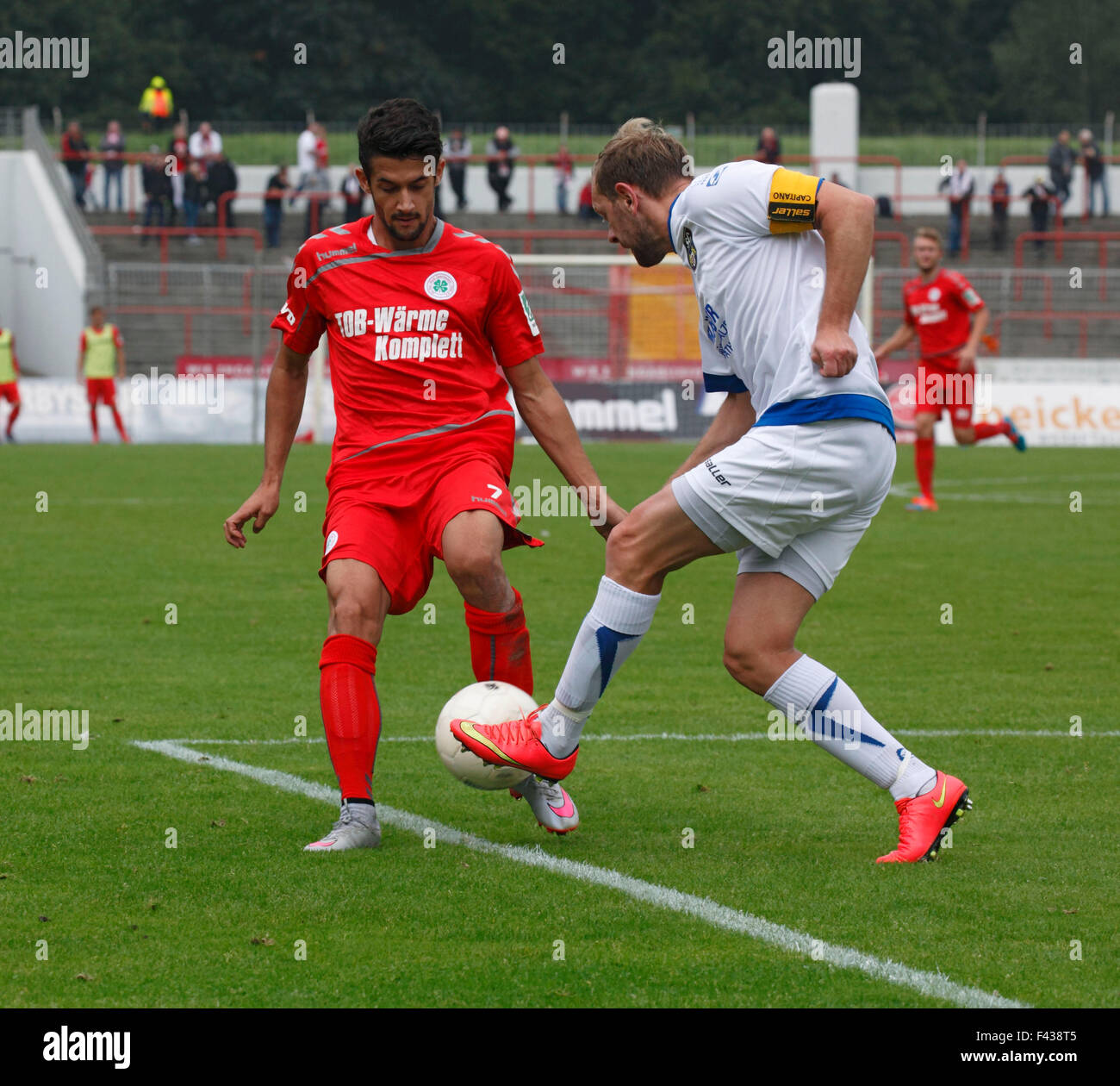 Sport, Fußball, Regionalliga West, 2015/2016, Rot Weiss Oberhausen gegen SC Wiedenbrueck 2000 1:0, Stadion Niederrhein in Oberhausen, Szene des Spiels, Dominik Reinert (RWO) verließ und Teamleiter Mariusz Rogowski (SCW) Stockfoto