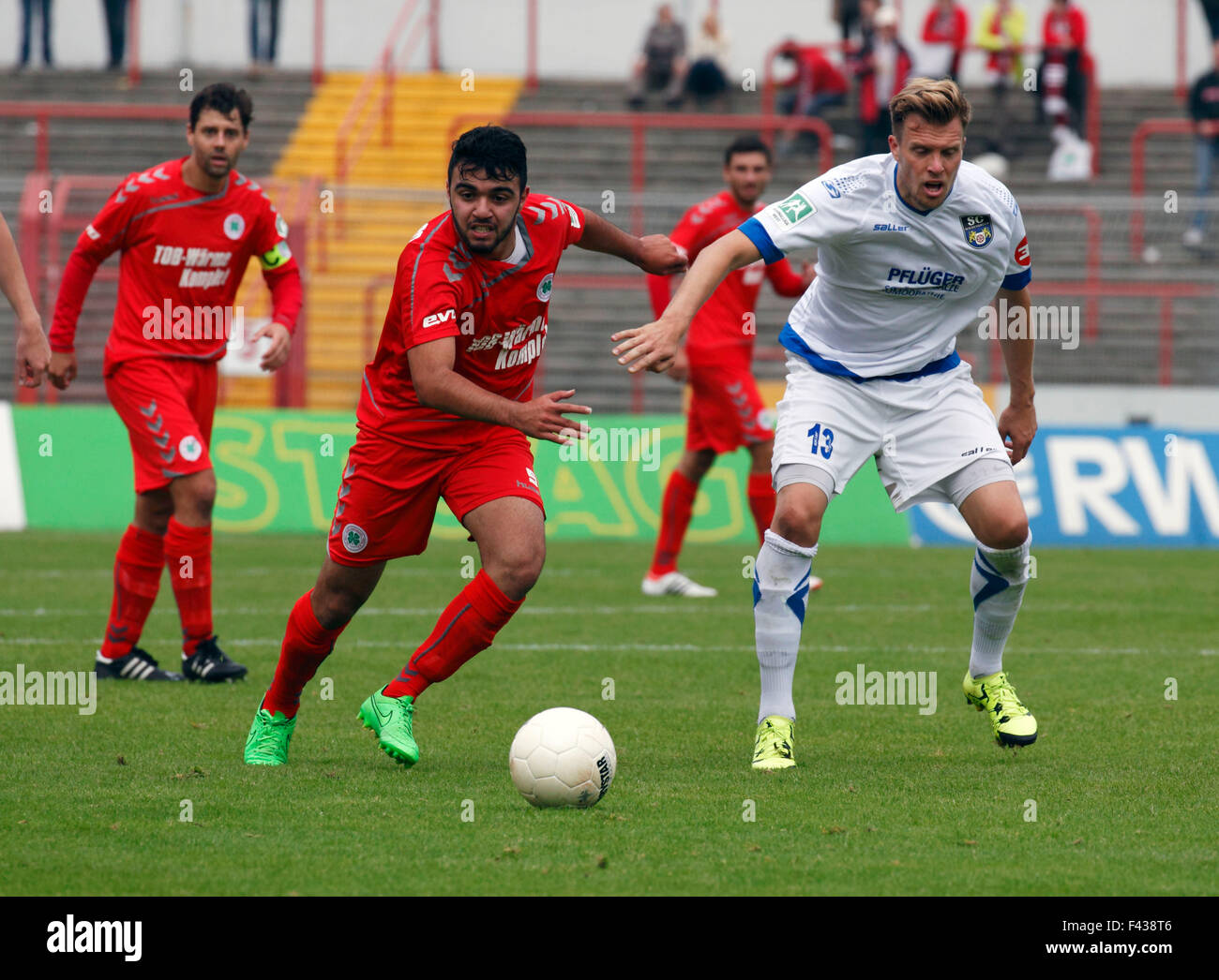Sport, Fußball, Regionalliga West, 2015/2016, Rot Weiss Oberhausen gegen SC Wiedenbrueck 2000 1:0, Stadion Niederrhein in Oberhausen, Szene des Spiels, v.l.n.r. Teamleiter Benjamin Weigelt (RWO), Sinan Kurt (RWO), Oliver Zech (SCW) Stockfoto
