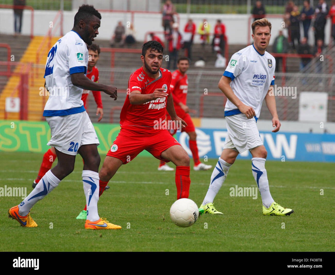 Sport, Fußball, Regionalliga West, 2015/2016, Rot Weiss Oberhausen gegen SC Wiedenbrueck 2000 1:0, Stadion Niederrhein in Oberhausen, Szene des Spiels, v.l.n.r. Paterson Chato Nguendong (SCW), Sinan Kurt (RWO), Oliver Zech (SCW) Stockfoto