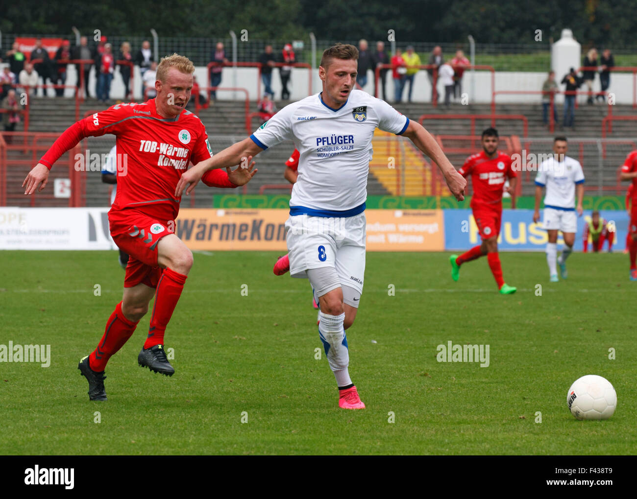 Sport, Fußball, Regionalliga West, 2015/2016, Rot Weiss Oberhausen gegen SC Wiedenbrueck 2000 1:0, Stadion Niederrhein in Oberhausen, Szene des Spiels, Christoph Caspari (RWO) links und Kamil Bednarski (SCW) Stockfoto