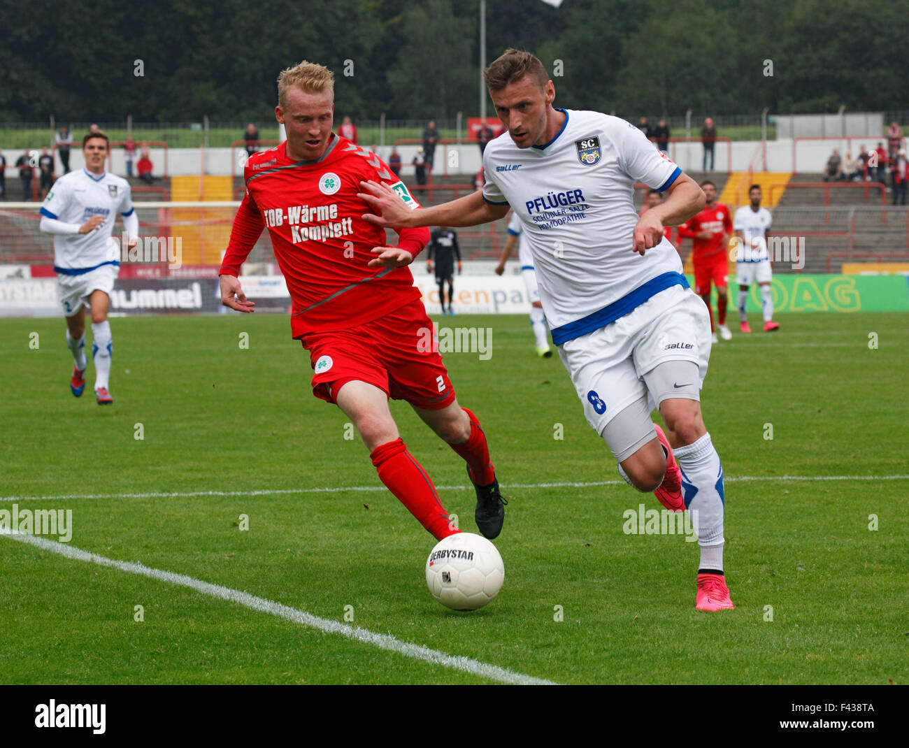 Sport, Fußball, Regionalliga West, 2015/2016, Rot Weiss Oberhausen gegen SC Wiedenbrueck 2000 1:0, Stadion Niederrhein in Oberhausen, Szene des Spiels, Christoph Caspari (RWO) links und Kamil Bednarski (SCW) Stockfoto