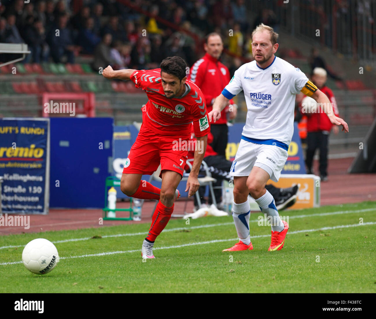 Sport, Fußball, Regionalliga West, 2015/2016, Rot Weiss Oberhausen gegen SC Wiedenbrueck 2000 1:0, Stadion Niederrhein in Oberhausen, Szene des Spiels, Dominik Reinert (RWO) verließ und Teamleiter Mariusz Rogowski (SCW) Stockfoto