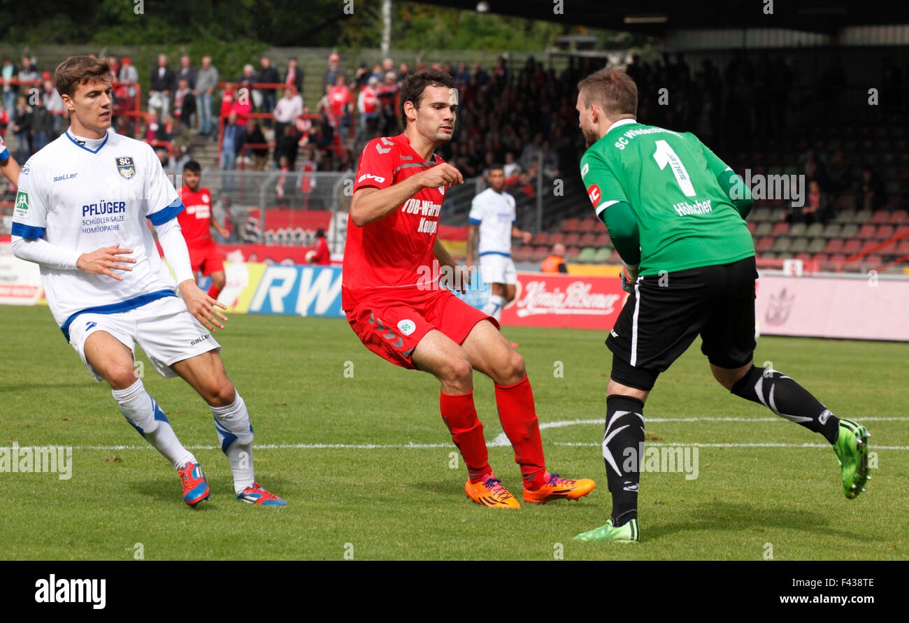 Sport, Fußball, Regionalliga West, 2015/2016, Rot Weiss Oberhausen gegen SC Wiedenbrueck 2000 1:0, Stadion Niederrhein in Oberhausen, Szene des Spiels, v.l.n.r.: Sebastian Spinrath (SCW), Simon Engelmann (RWO), Keeper Marcel Hölscher (SCW) Stockfoto
