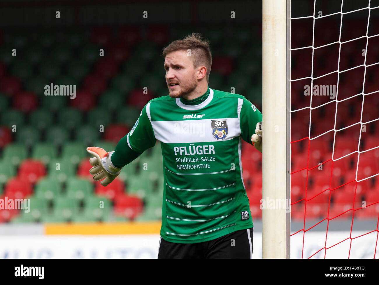 Sport, Fußball, Regionalliga West, 2015/2016, Rot Weiss Oberhausen gegen SC Wiedenbrueck 2000 1:0, Stadion Niederrhein in Oberhausen, Szene des Spiels, Keeper Marcel Hölscher (SCW) Stockfoto