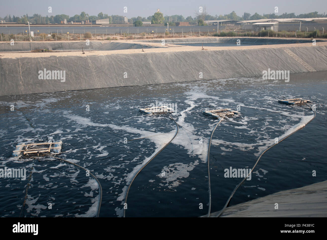 Abwasser-Aufbereitungsanlage. Das aufbereitete Wasser wird dann für die Bewässerung und landwirtschaftliche Nutzung verwendet. In der Nähe von Hadera, Kolombien fotografiert Stockfoto