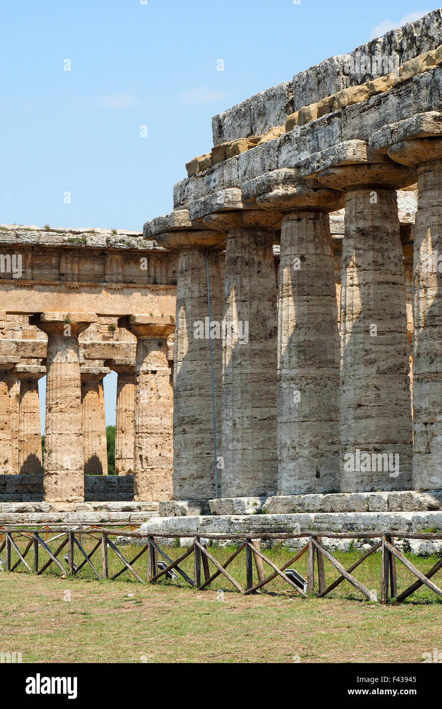 Der Tempel der Hera, und der Tempel der Hera ll im Hintergrund, Paestum. Stockfoto