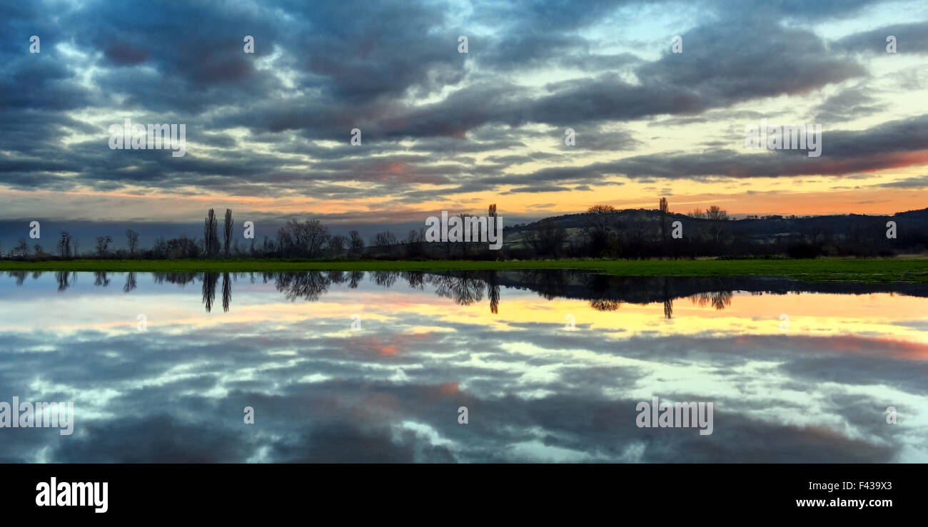 Wolken am Abend im See widerspiegelt. Stockfoto