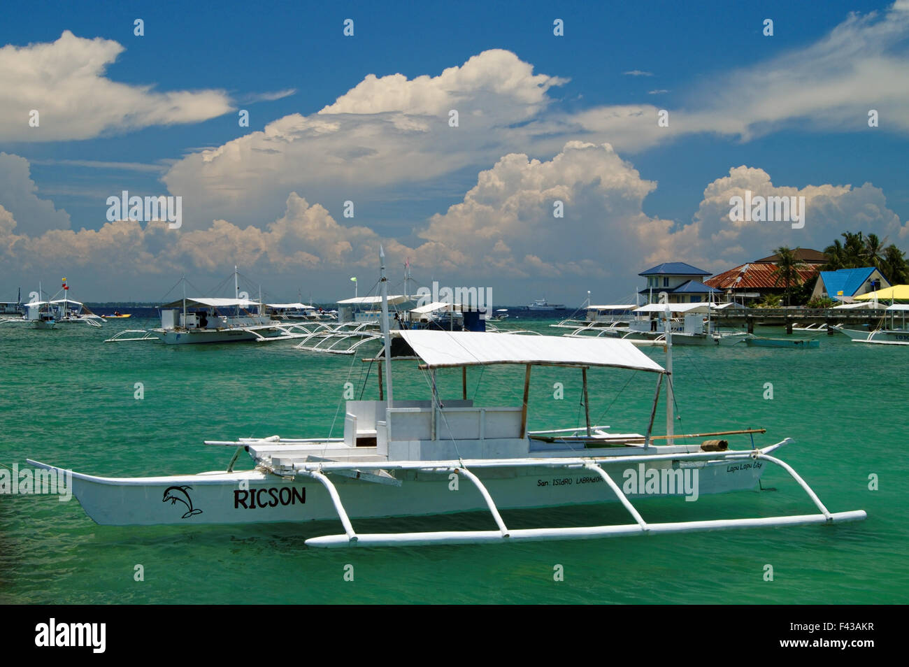 South East Asia, Philippinen, Metro Cebu Mactan Insel, Pumpe Boote im Holiday Resort Stockfoto