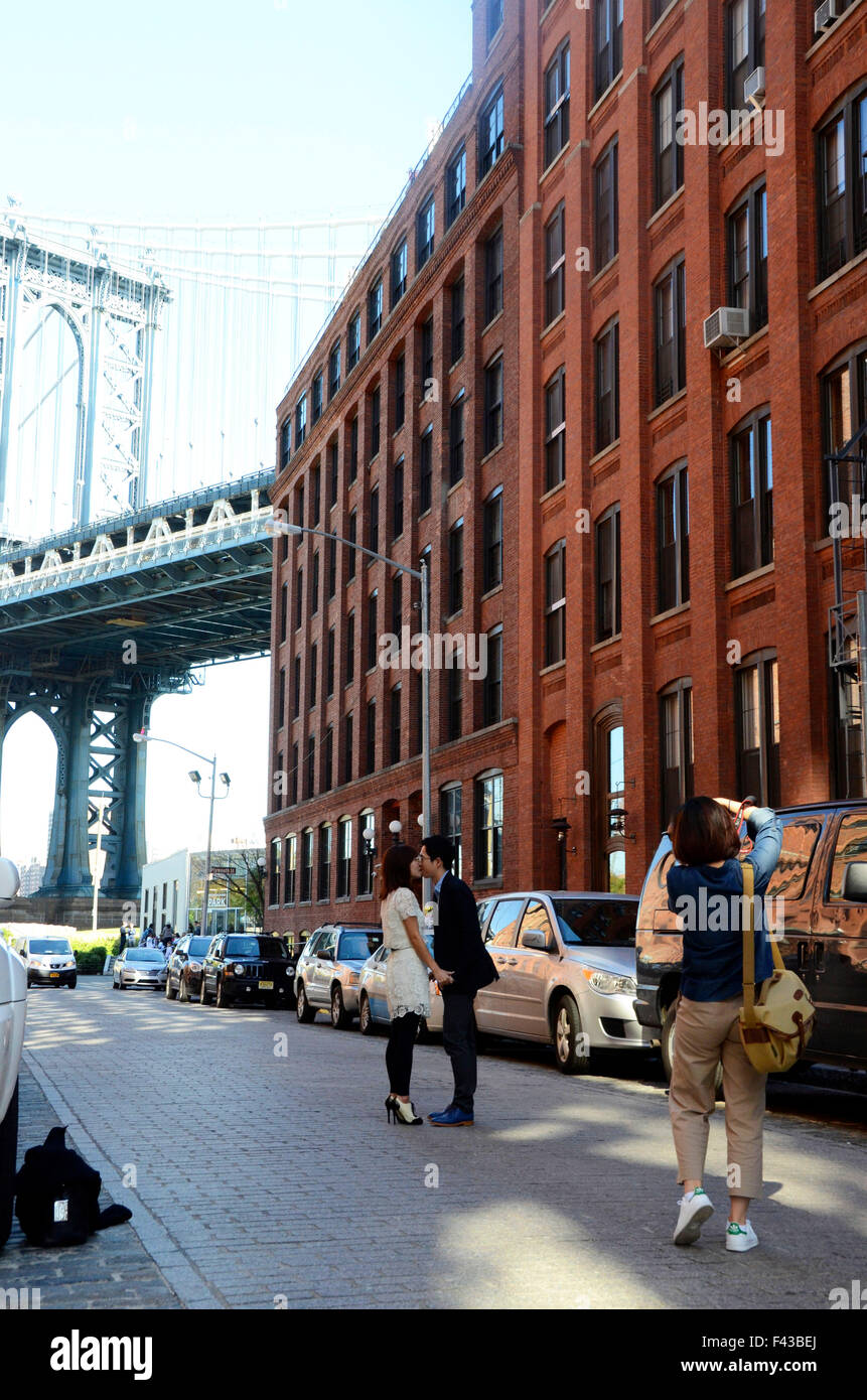 Neue weds Kuß in Wahrzeichen Straße dumbo Brooklyn Manhattan Bridge Stockfoto